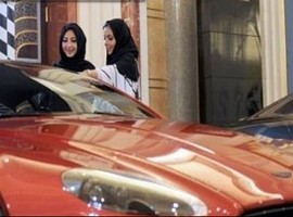 زنان عربستانی در حال خرید خودروهای لوکس